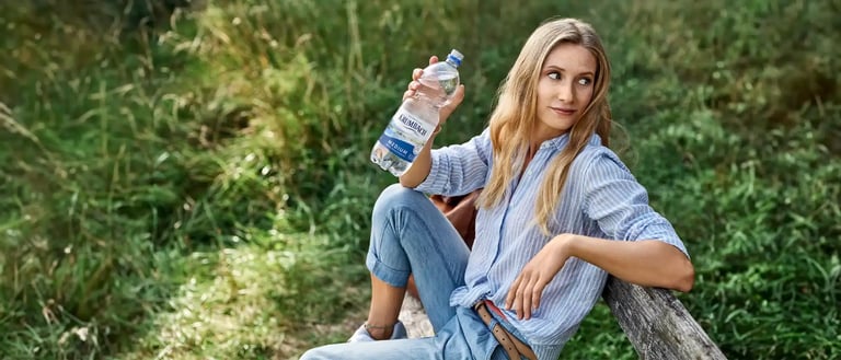 blogartikel_achtsamkeit-krumbach_mineralwasser_medium-frau_auf_bank-header